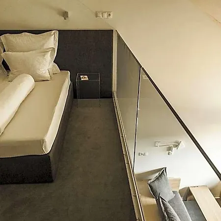 Hotel Hot_elarnia & 4*